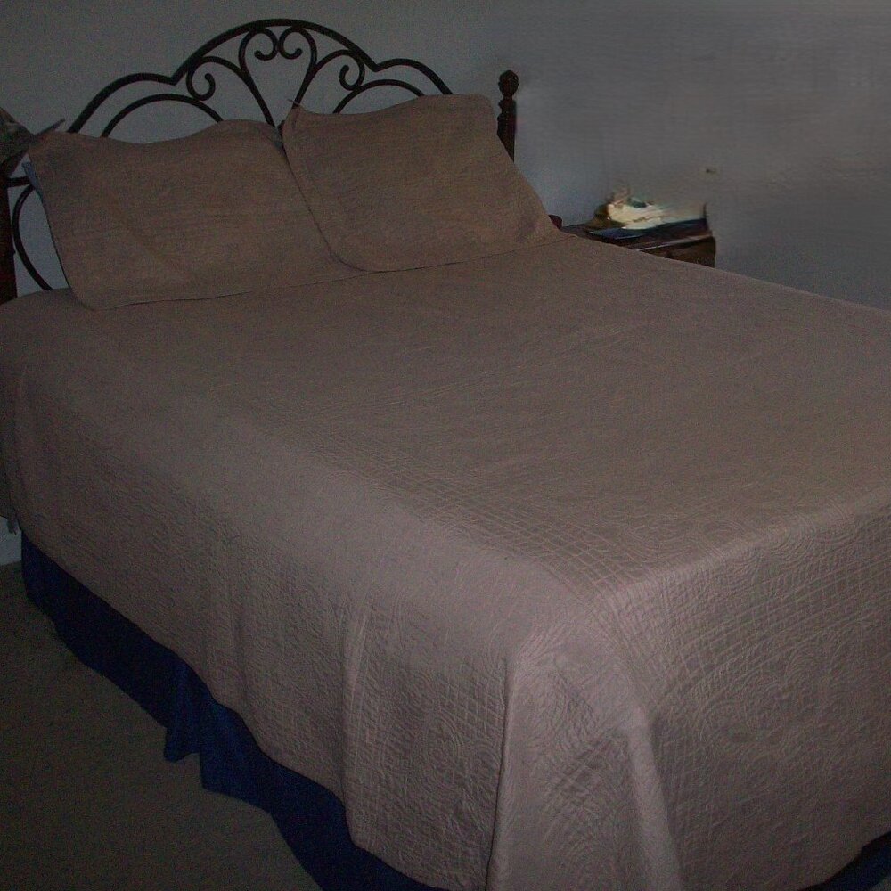 Quilt Set Queen/King Size Bedspread 1 Quilt and 2 Pillow Shams Embossed * FLaws